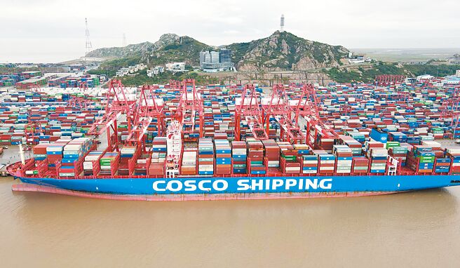 美國貿易代表署當地時間17日宣布對中國開徵船舶港口費等海事、物流和造船領域301調查的最終措施。圖為中遠海運的貨櫃輪停泊在上海洋山港二期碼頭。（新華社）