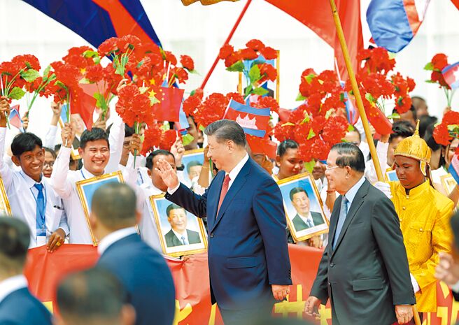 大陸國家主席習近平日前接連出訪東南亞3國，被視為鞏固東協國家態度對抗美國。圖為柬埔寨參議院院長洪森（中右）歡送習近平（中）結束國是訪問返回北京。（中新社）