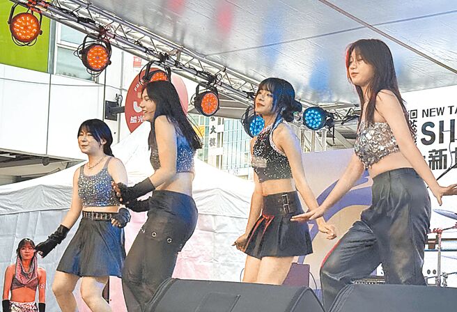 「2025新北市高中职社团成果发表会」19日在板桥府中路行人徒步区举行，学生们带来热力四射的音乐及舞蹈表演。（新北市教育局提供／王扬杰新北传真）