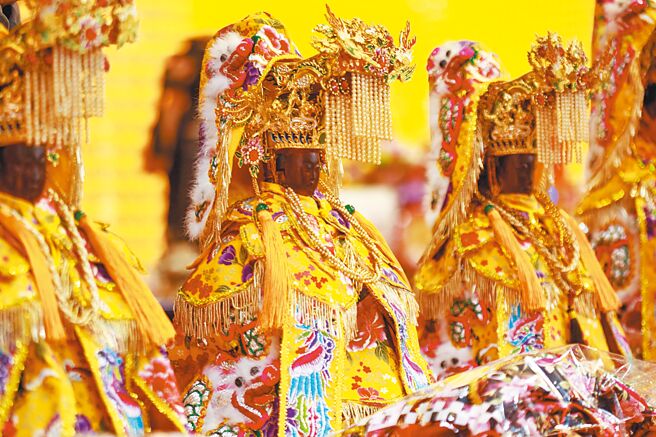 农历3月23日也是妈祖圣诞，苗栗头份永贞宫每年在生日前夕都会为妈祖更换新圣袍，今年特别选用象徵尊贵与神圣的黄色客家花布，祈愿妈祖庇佑信眾平安健康并顺利开启遶境活动。（吕丽甄摄）