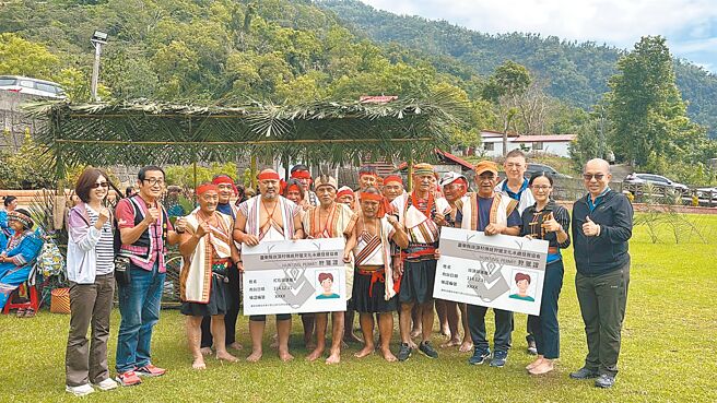 台東縣海端鄉崁頂部落34名族人完成狩獵文化、生態、獵槍安全操作及急救訓練等課程後，19日在耆老的認可下獲部落頒發狩獵證，成為部落認證的獵人。（林保署台東分署提供／蔡旻妤台東傳真）