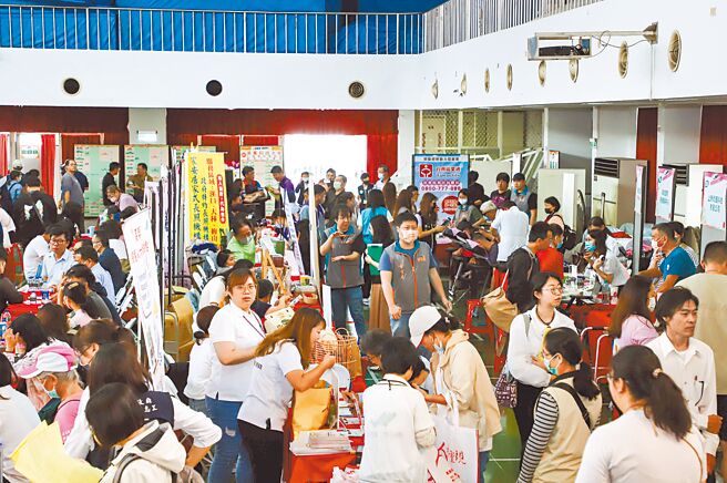 嘉义县政府19日在民雄举办大型徵才活动，吸引满满人潮。（嘉县府提供／廖素慧嘉县传真）