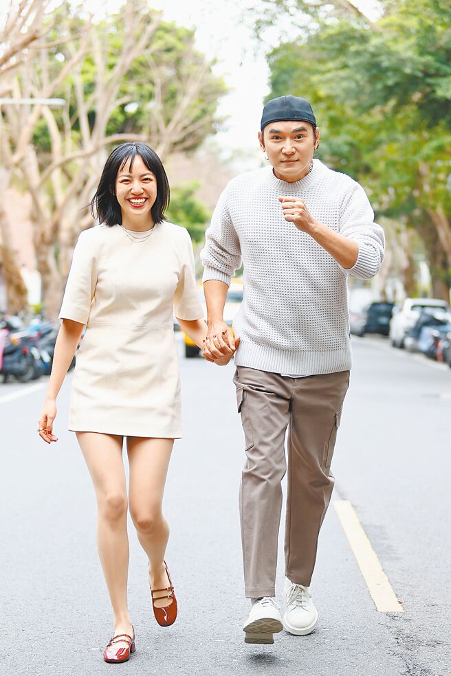 焦恩俊（右）罕見露面不減風采，合體女兒焦曼婷展現活力。（鄧博仁攝）