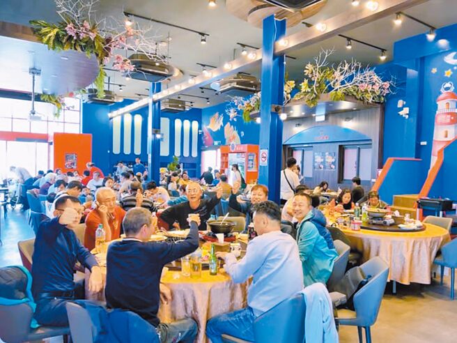 嘉义店有桌菜及精致套餐多种选择。（星星水产提供）