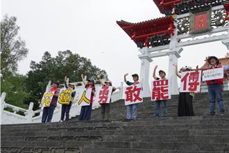 「微光花莲」二阶连署衝刺  议员率志工站忠烈祠牌楼宣讲