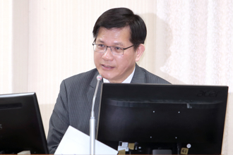 預算被砍1.2億...林佳龍曝「護照存量只到10月」：恐短缺20萬本