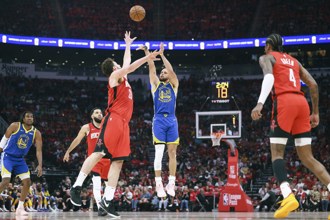 NBA》柯瑞三分神射解救危機 勇士驚險射落火箭奪下首勝