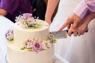 新郎將新娘頭壓進結婚蛋糕「滿臉紫色」網心疼：她強忍淚水