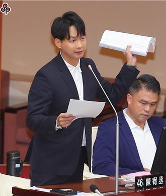 陈宥丞出庭疑戴「Meta智慧眼镜」沦被告！遭北检传讯