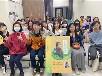 小薰自爆曾被導演拿檳榔丟頭　勵志講座吸人潮變簽名會