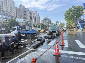 高雄馬路變水池！自來水管線工程失誤  騎士慘遭噴溼