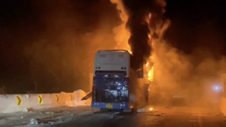 「泰恐怖」双层巴士撞联结车瞬间起火　引发连环车祸！酿7死40伤