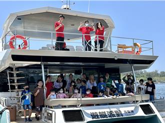 弱勢學童登豪華遊艇出海 興奮喊「好像置身電影裡」