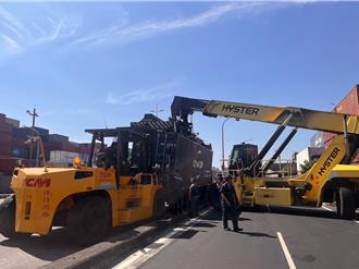 拖板車貨櫃行駛中傾斜 駕駛即時發現！警方「這樣說」