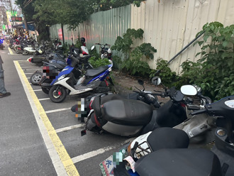 26歲無照賓士女開車因「這件事」 失控連撞路旁15機車