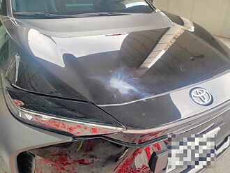 交通部遭放炮 座車炸出白痕