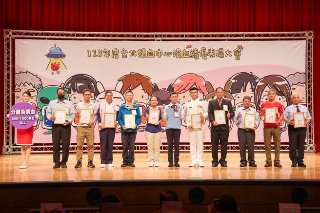 为表彰默默奉献的捐血英雄，臺湾血液基金会臺北捐血中心昨日举办「113年度捐血绩优表扬大会」，向热心奉献的捐血人及团体表达谢忱和致敬；其中，海军司令部计画处洪鹏超少校（右5）分离术捐血逾530次，展现大爱精神。（记者王子昌摄）
