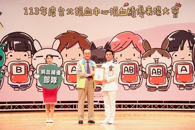 为表彰默默奉献的捐血英雄，臺湾血液基金会臺北捐血中心昨日举办「113年度捐血绩优表扬大会」，向热心奉献的捐血人及团体表达谢忱和致敬；其中，国防部军医局等6单位荣获捐血绩优部队殊荣，展现大爱精神。（记者王子昌摄）