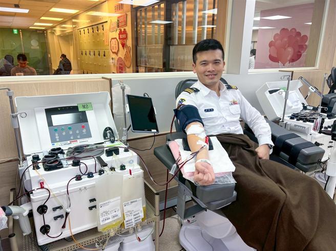 海军司令部计画处洪少校分离术捐血逾530次，获颁卫福部奖状殊荣。（洪少校提供）