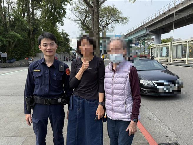 员警联繫家人到场。（警方提供）