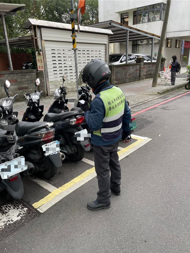 新北市交通局表示，今年五一劳动节为周四，新北市路边停车格维持收费。（交通局提供）