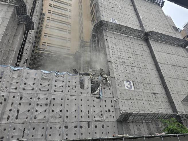 台大医院今日（21）上午发生工安意外，院区东址内一处工程鹰架倒塌。（民眾提供）