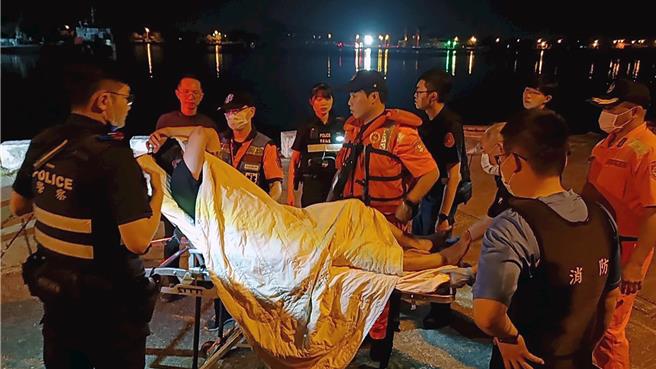 台南市将军渔港20日深夜11点多传出汽车落海事件，36岁沈姓男子驾车衝入渔港水域，经海巡人员协助沈男脱困上岸后，再由警消协助送医。（读者提供／洪荣志台南传真）