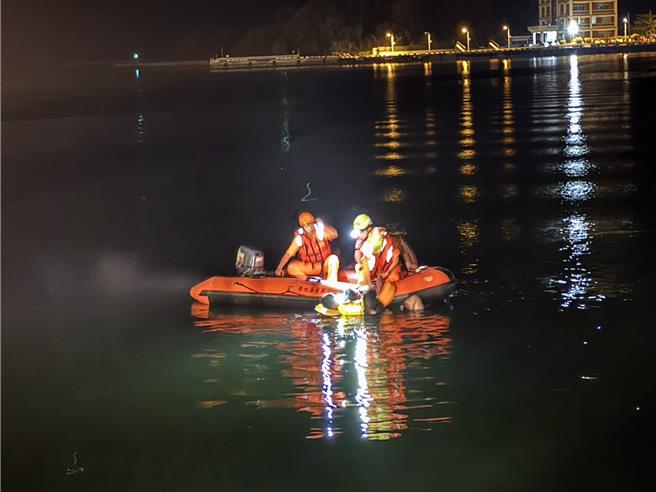 台南市将军渔港20日深夜11点多传出汽车落海事件，36岁沈姓男子驾车衝入渔港水域，经海巡人员协助沈男脱困上岸后，再由警消协助送医。（读者提供／洪荣志台南传真）