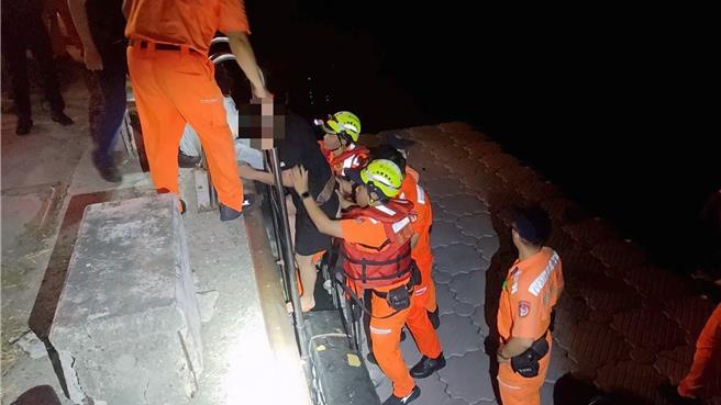 台南市将军渔港20日深夜11点多传出汽车落海事件，36岁沈姓男子驾车衝入渔港水域，经海巡人员协助沈男脱困上岸后，再由警消协助送医。（读者提供／洪荣志台南传真）