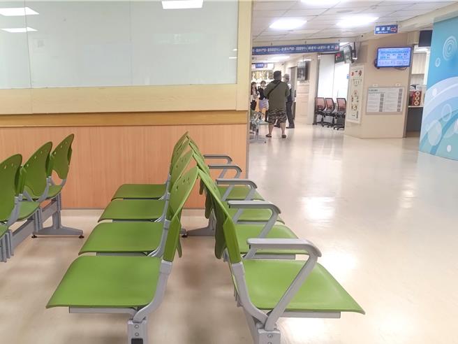 本報今天獨家報導，個別醫院總額新制剛上路，就傳出中部某醫學中心擔心給付被「斷頭」，因此拿兒科開刀，限制門診人數，並將名額轉給成人科別。（王家瑜攝）