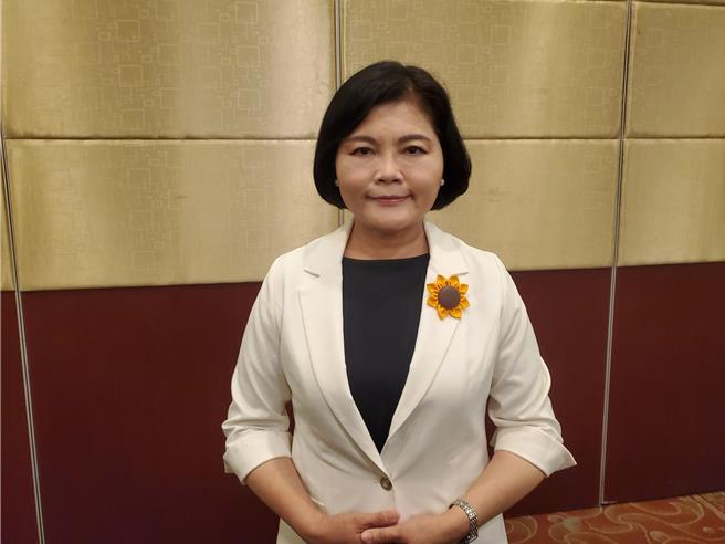 云林县长张丽善今（21日）受访表示，目前政治局势混乱，倒阁是眾多选项之一，是否会进一步造成社会成本增加或导致社会再次陷入动盪，必须审慎评估。（周丽兰摄）