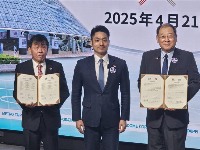 在台北市長蔣萬安（中）見證下，北捷董事長趙紹廉（右）與株式會社東京巨蛋會長北原義一（左），21日簽署友好協定，啟動台北小巨蛋首次跨國結盟。（謝佳君攝）