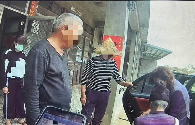 桃园市大园区一名84岁的许姓老翁，21日上午散步外出却迷失方向，途中不慎踉跄跌倒双手擦伤流血。（大园警分局提供）