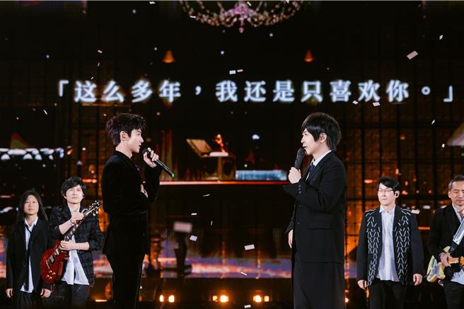 五月天《回到那一天》演唱会天津场，第三场邀请白敬亭担任嘉宾。(相信音乐提供)