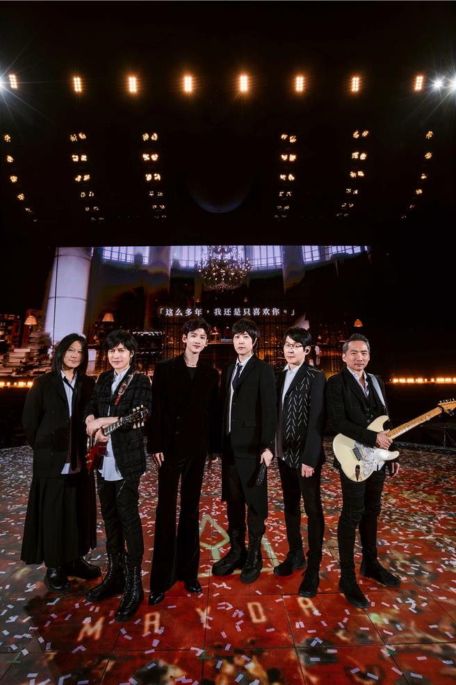 五月天《回到那一天》演唱会天津场，第三场邀请白敬亭担任嘉宾。(相信音乐提供)