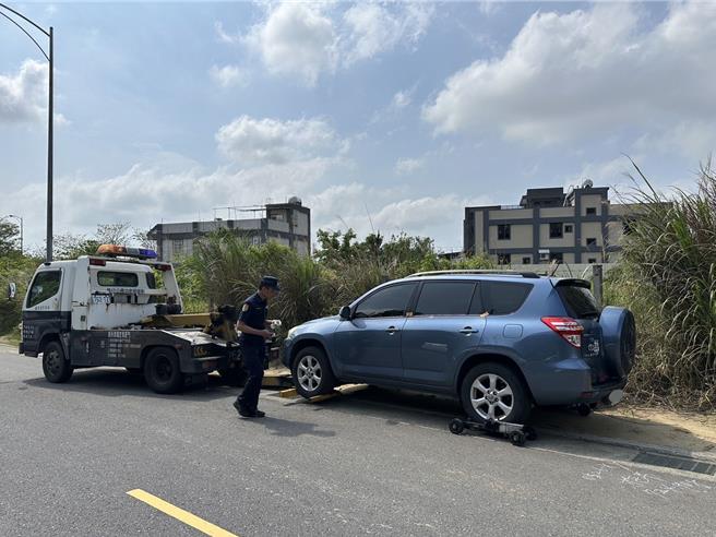 苗栗县警局近期针对苗栗高铁特区周边道路违规停车启动大执法，对于人行道及绿带之违停车辆展开大规模取缔、拖吊。（苗栗县警局提供／谢明俊苗栗传真）