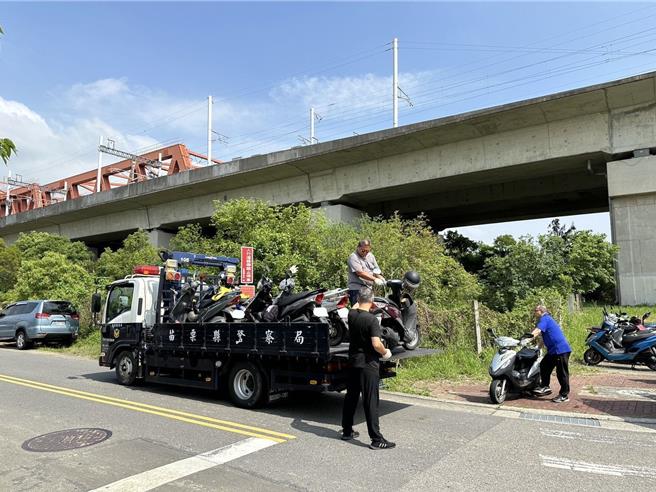 苗栗县警局近期针对苗栗高铁特区周边道路违规停车启动大执法，对于人行道及绿带之违停车辆展开大规模取缔、拖吊。（苗栗县警局提供／谢明俊苗栗传真）