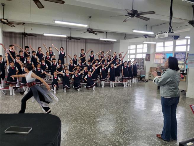 雲林國小音樂老師劉姿伶（右一）指導孩子練唱，自選曲布袋戲歌曲搭配cosplay演出。（周麗蘭攝）