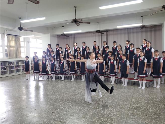 雲林國小合唱團今年自選曲是改編霹靂布袋戲主題曲、歌手荒山亮原唱的「寰宇傳說」，把布袋戲文化唱出新境界。（周麗蘭攝）