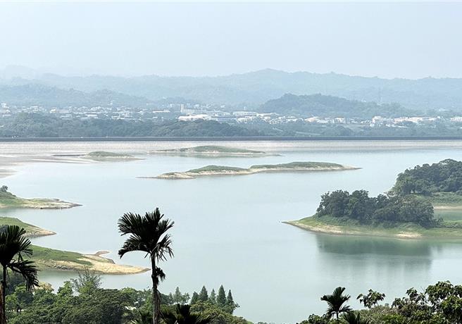 仁义潭水库蓄水率剩34.3％，水位明显变低。(吕妍庭摄)