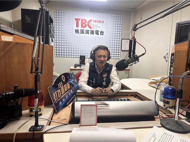 中坜警分局长林鼎泰至桃园广播电台FM106.9进行犯罪预防宣导，针对少年车手问题进行深入探讨。（中坜警分局提供）