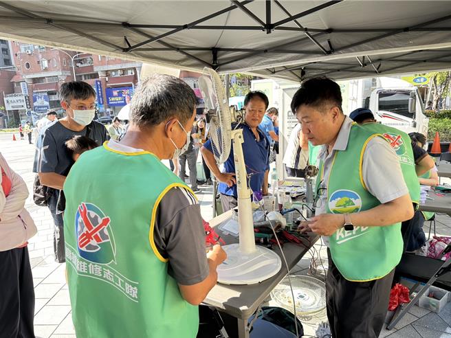 高市府环保局筹组1支「维修志工队」，并规画多场次「维修巡迴服务」，替民眾修復已故障的电器用品、家具、玩具等物，推广惜物再生的理念。（高市府环保局提供／洪浩轩高雄传真）