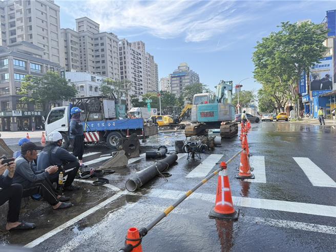 高雄有騎士反映，21日下午4時許經過中華一路與青海路口時，看到工程單位正在施工，但路面底下的管線卻不斷湧出大量的水，導致整個機車道大積水。（民眾提供／紀爰高雄傳真）