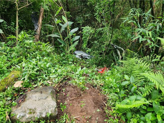 阳明山后山发生轿车衝下边坡意外。（民眾提供）