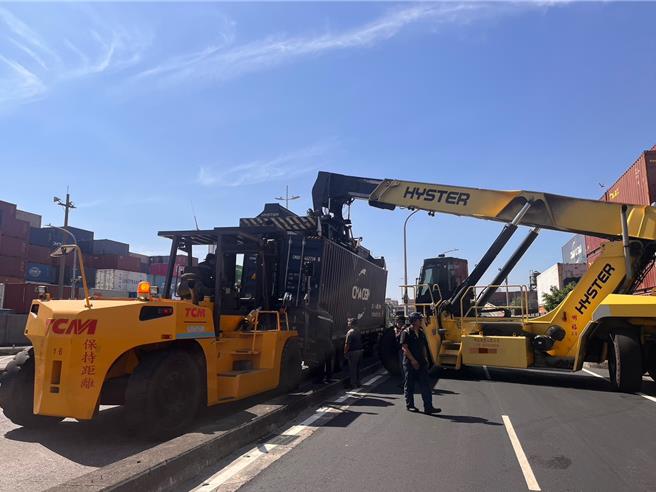 警方要求業者趕緊招來一台大型吊車，將貨櫃重新安置上車後駛離。（前鎮分局提供）