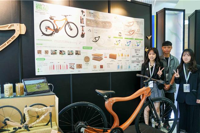 屏科大木材科學與設計系畢業展作品《纖跡》，以屏東地區的農業餘資源為基礎，開發椰鳳纖維材料，並將其應用於自行車設計與包裝，展現創新材料的環保與價值。（屏科大提供／羅琦文屏東傳真）