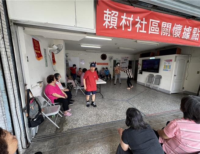 台中市议员陈文政21日质询指出，长青学苑课程一位难求，堪比演唱会门票，但关怀据点课程无趣，建议调整。（陈文政提供）