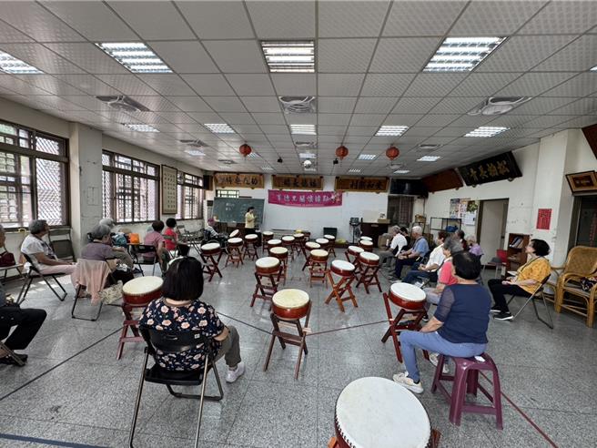 台中市议员陈文政21日质询指出，长青学苑课程一位难求，堪比演唱会门票，但关怀据点课程无趣，建议调整。（陈文政提供）