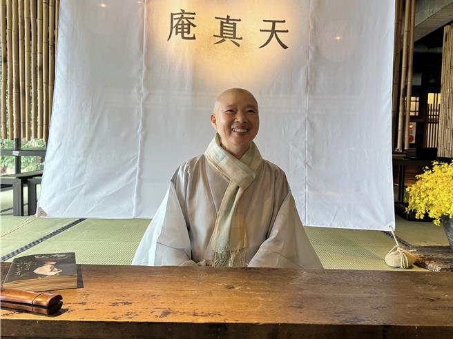 享譽國際的正寬法師日前受邀至「飛花落院」客座一天的「蔬食美學餐會」。（洪秀瑛攝） 