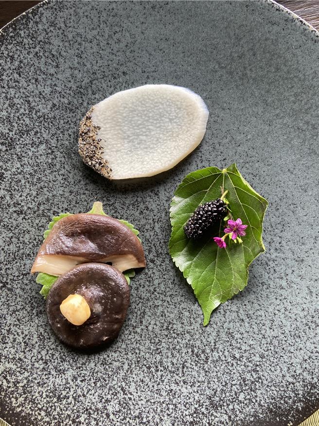 「滷香菇」是法師表達對父親的感念之情的經典招牌料理。（飛花落院提供）